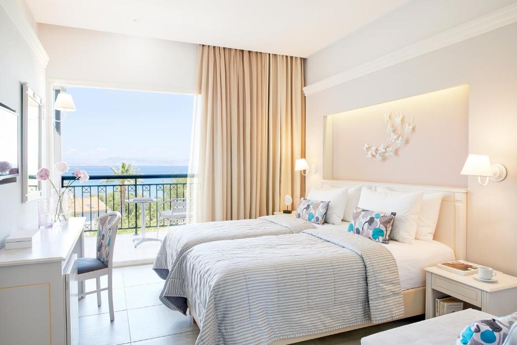 Двухместный (Улучшенный двухместный номер с 1 кроватью или 2 отдельными кроватями и видом на море) отеля Delfinia Hotel, Мораитика