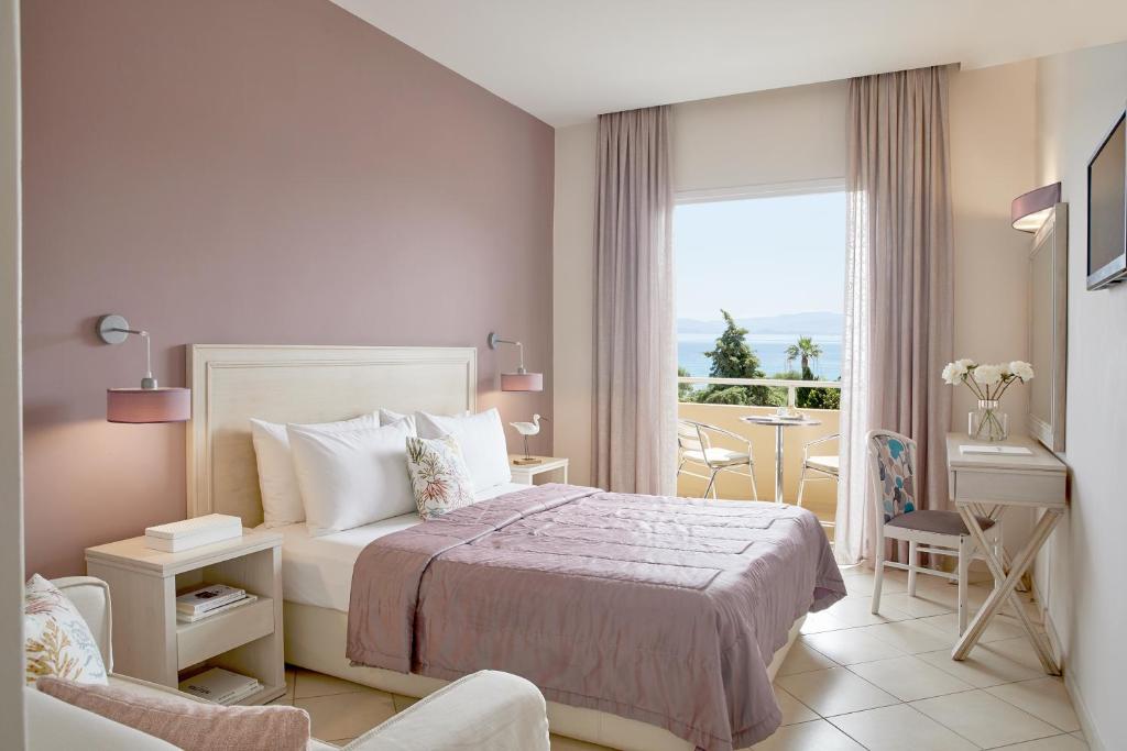 Двухместный (Двухместный номер с 1 кроватью или 2 отдельными кроватями и видом на бассейн) отеля Delfinia Hotel, Мораитика