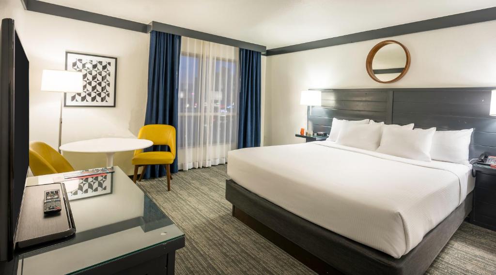 Двухместный (Стандартный номер с кроватью размера «king-size») курортного отеля OYO Hotel and Casino Las Vegas, Лас-Вегас