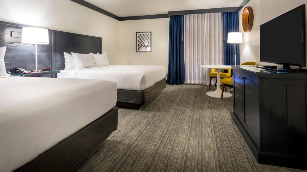 Семейный (Стандартный номер с 2 двуспальными кроватями) курортного отеля OYO Hotel and Casino Las Vegas, Лас-Вегас
