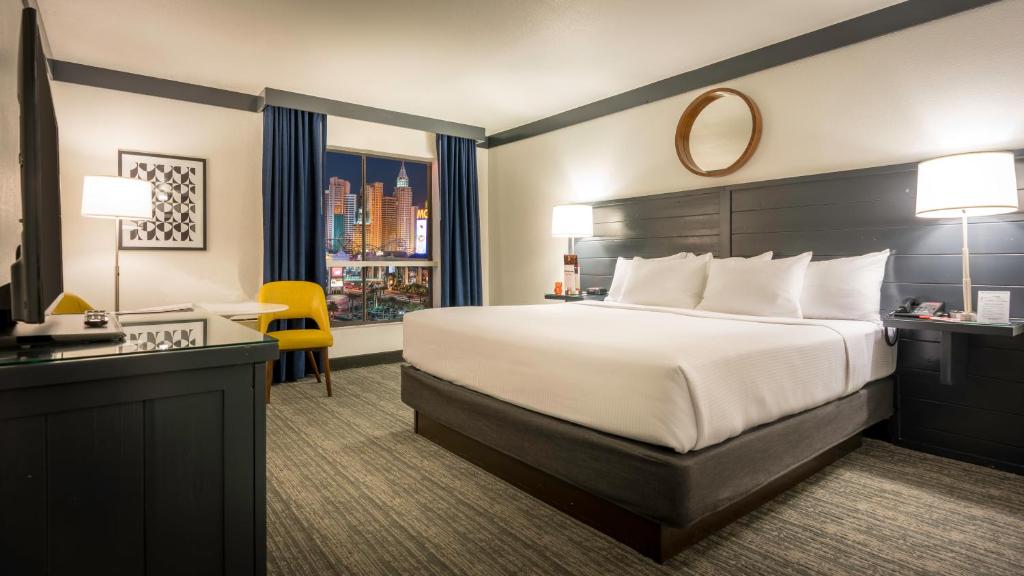 Двухместный (Номер с кроватью размера «king-size» и видом на Лас-Вегас-Стрип) курортного отеля OYO Hotel and Casino Las Vegas, Лас-Вегас