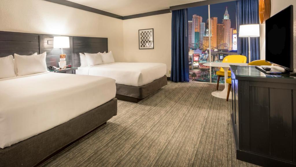 Семейный (Номер с кроватью размера «queen-size» и видом на улицу Стрип) курортного отеля OYO Hotel and Casino Las Vegas, Лас-Вегас