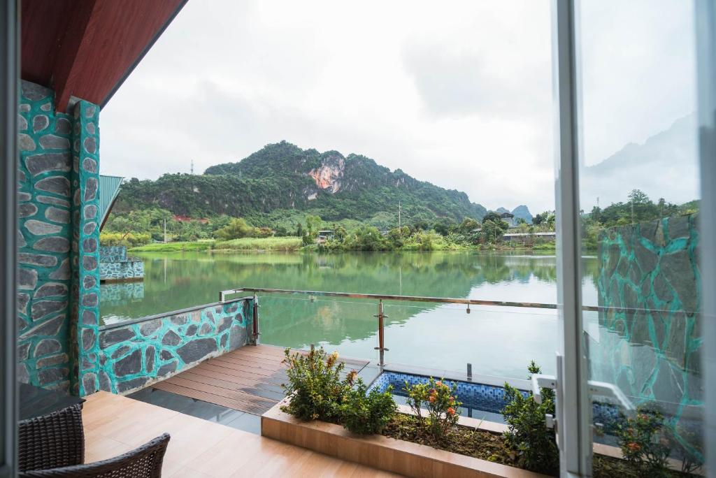 Двухместный (Двухместный номер Делюкс с 1 кроватью или 2 отдельными кроватями и видом на реку) курортного отеля Truong Xuan Resort, Хазянг