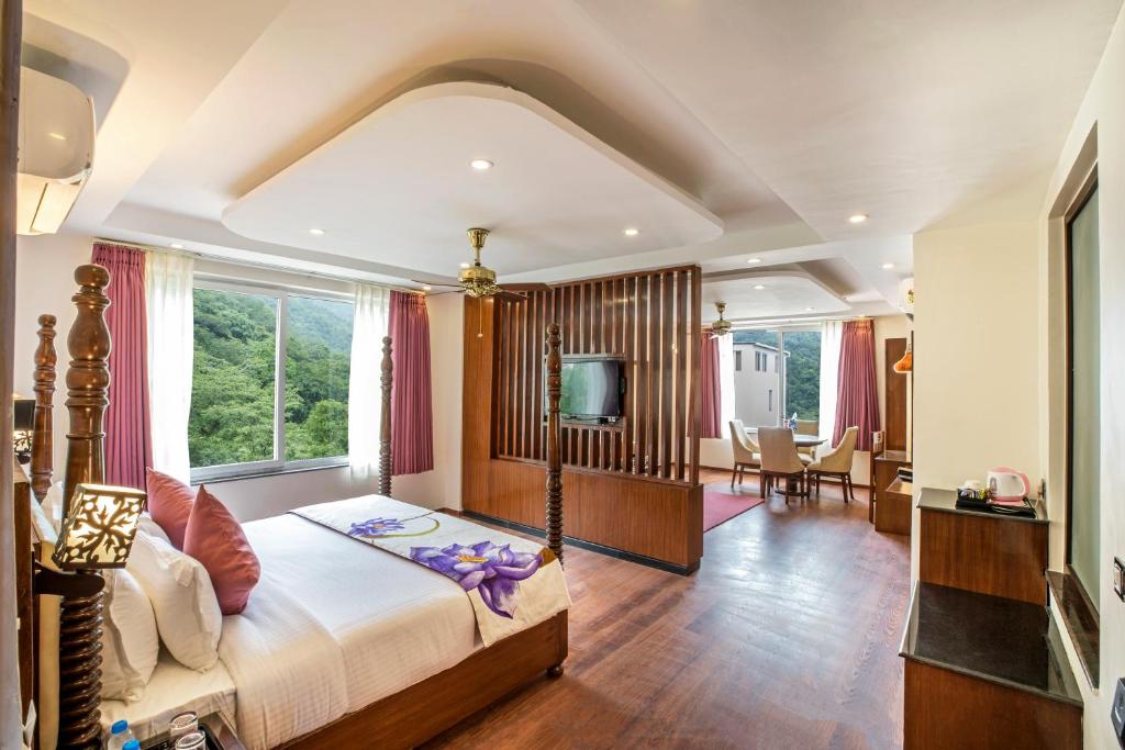 Сьюит (Люкс) отеля Regenta Inn On The Ganges Rishikesh, Ришикеш