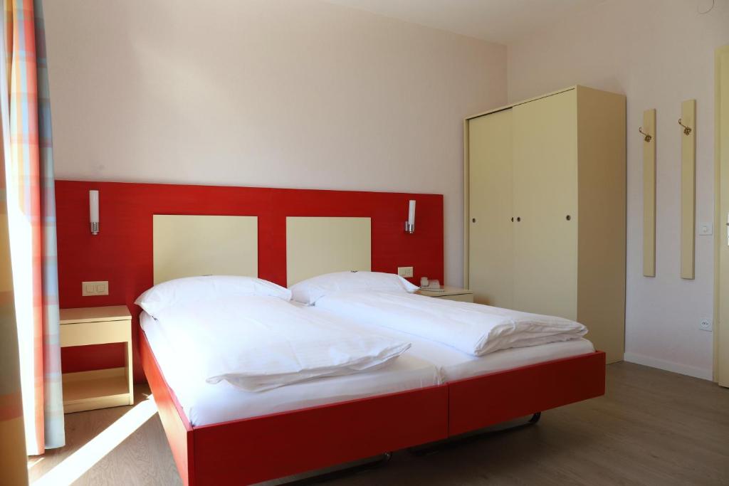 Двухместный (Классический двухместный номер с 1 кроватью, вид на озеро) отеля Hotel Arancio, Аскона