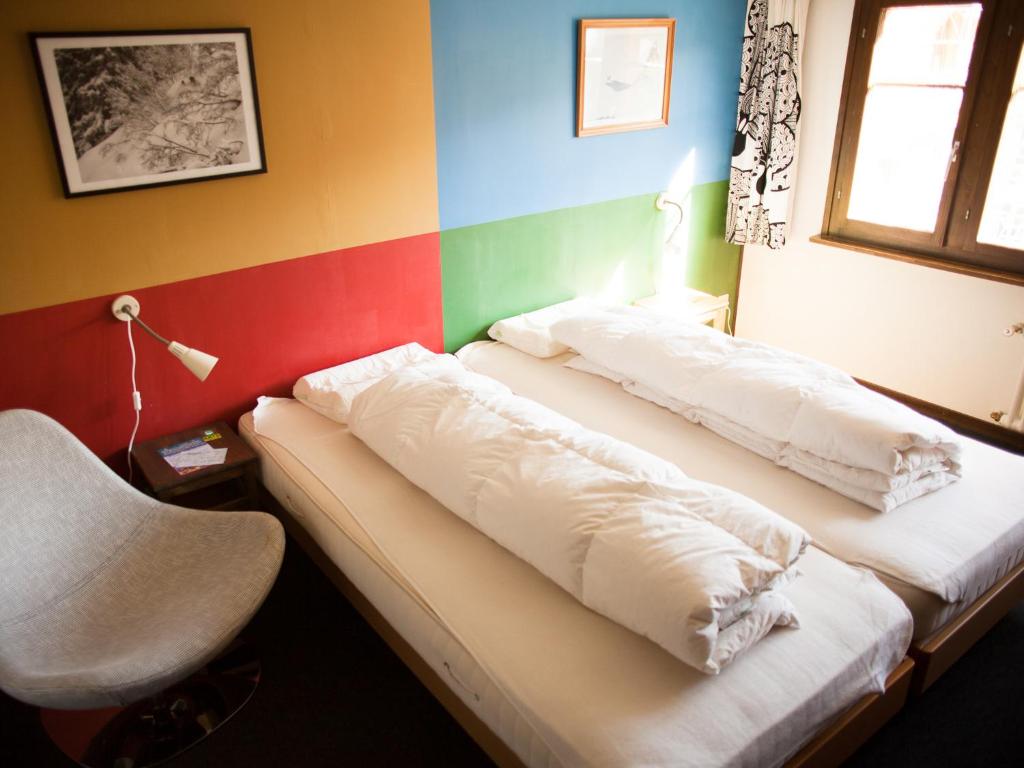 Двухместный (Двухместный номер с 1 кроватью и общей ванной комнатой) хостела Nangijala Hostel, Дисентис