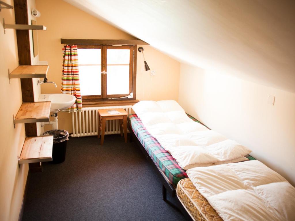 Двухместный (Двухместный номер с 2 отдельными кроватями и общей ванной комнатой) хостела Nangijala Hostel, Дисентис