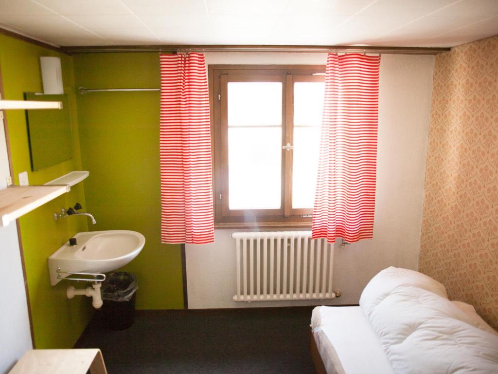 Одноместный (Одноместный номер с общей ванной комнатой) хостела Nangijala Hostel, Дисентис
