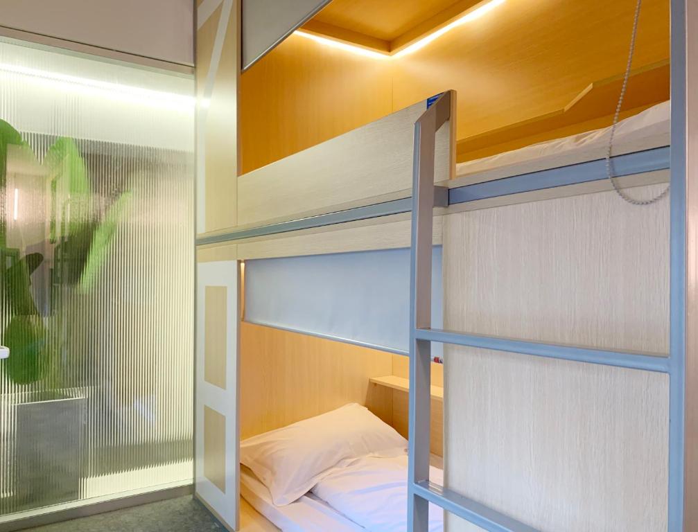 Номер (Кровать в общем 8-местном номере для женщин) хостела WeFlow Hostel (Shanghai Xintiandi), Шанхай