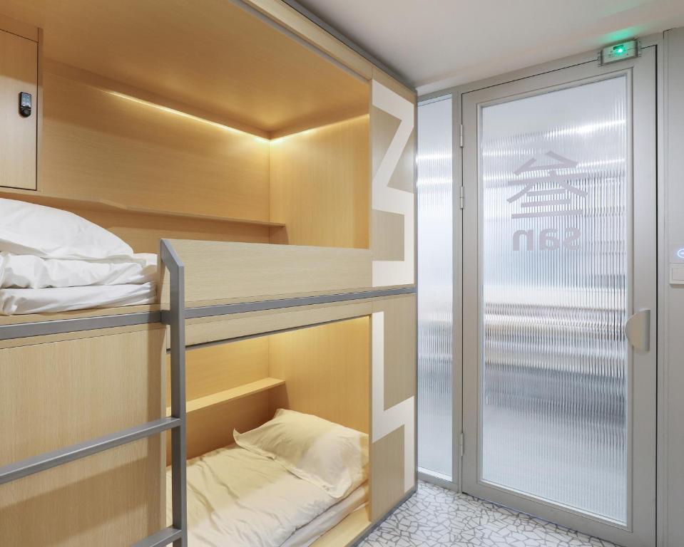 Номер (Кровать в общем номере для мужчин с 4 кроватями) хостела WeFlow Hostel (Shanghai Xintiandi), Шанхай