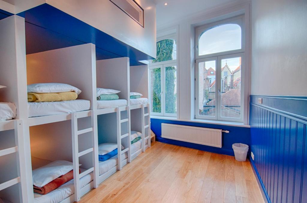 Номер (Кровать в общем номере для мужчин и женщин с 10 кроватями) хостела Hostel Lybeer Bruges, Брюгге