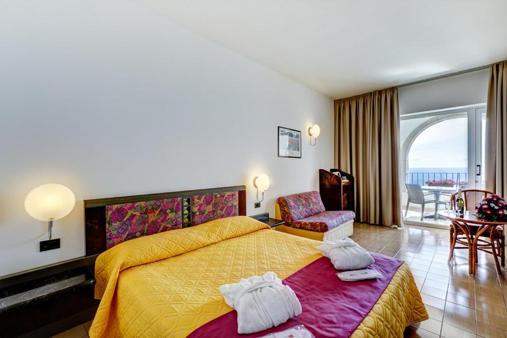 Двухместный (Двухместный номер с 1 кроватью или 2 отдельными кроватями и балконом, вид на море) отеля Hotel Olimpo le Terrazze, Летоянни