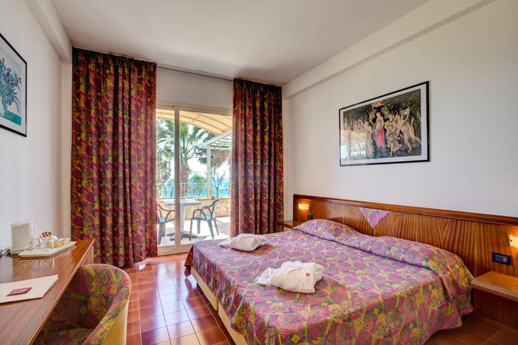 Двухместный (Двухместный номер с 1 двуспальной или 2 отдельными кроватями и террасой, вид на море) отеля Hotel Olimpo le Terrazze, Летоянни