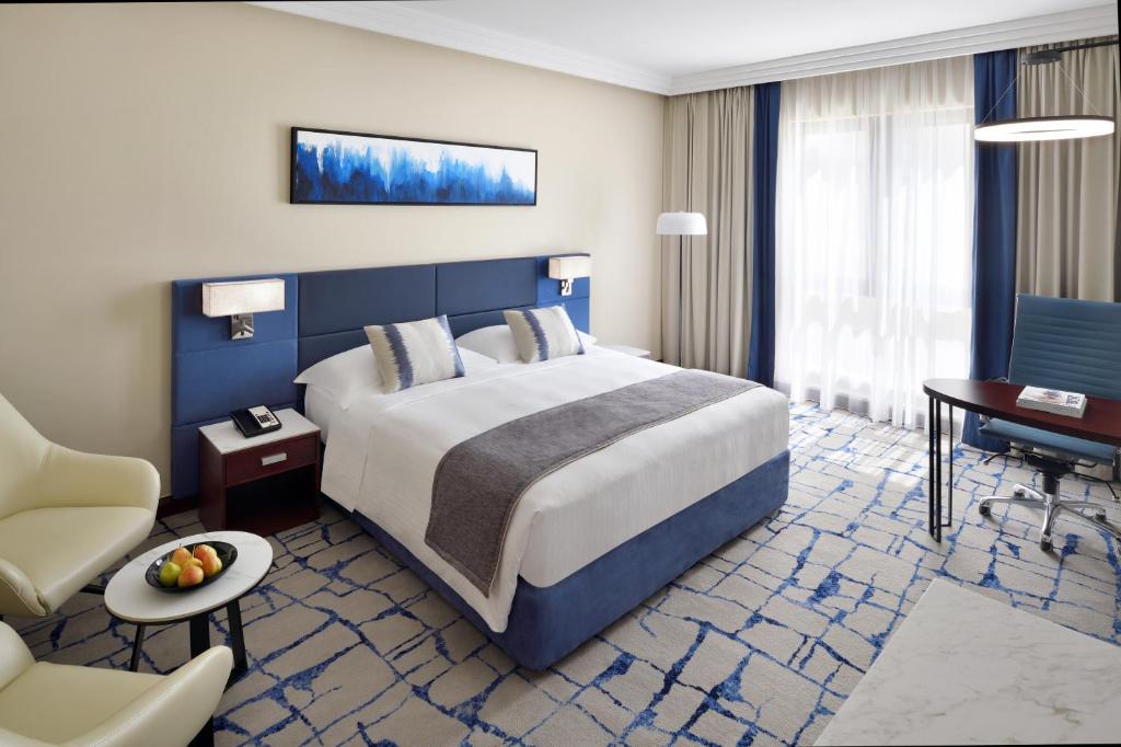 Двухместный (Улучшенный номер с кроватью размера «king-size») отеля Mövenpick Hotel Bur Dubai, Дубай