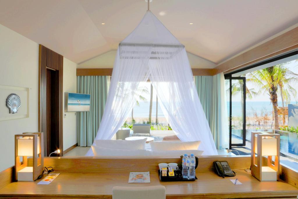 Номер (Бунгало Делюкс с собственным бассейном, вид на море) курортного отеля Novotel Phu Quoc Resort, Дуонг-Донг