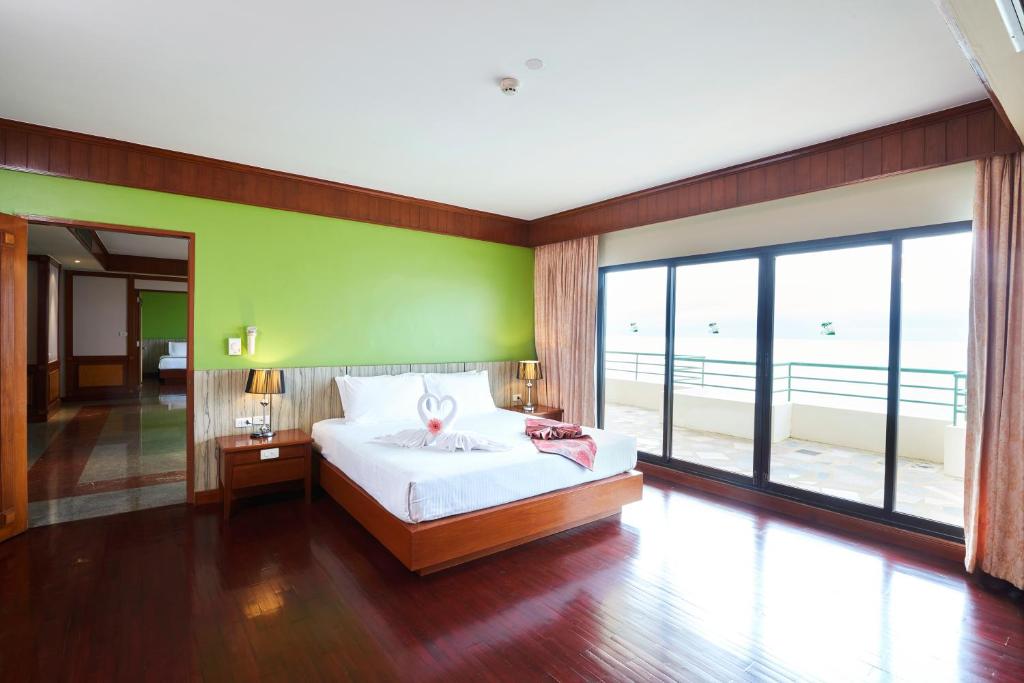 Двухместный (Улучшенный двухместный номер с 1 кроватью или 2 отдельными кроватями) курортного отеля Garden Sea View Resort, Паттайя