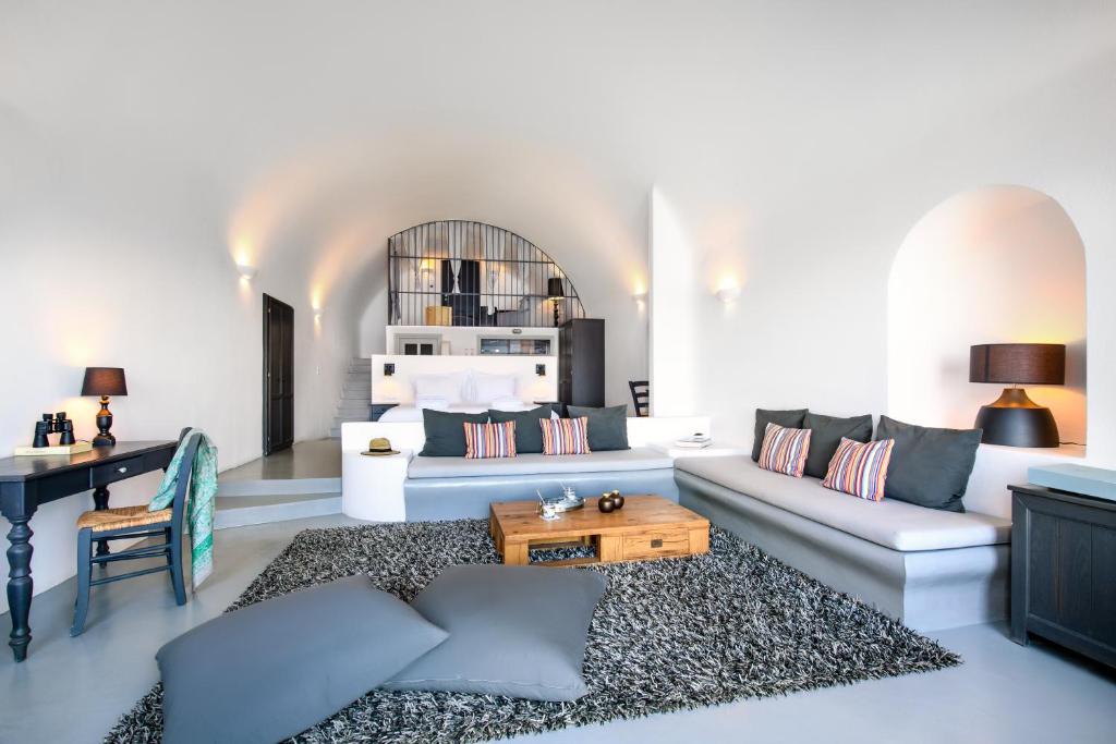 Сьюит (Люкс для новобрачных Infinity с собственным бассейном) отеля Ambassador Santorini Luxury Villas & Suites, Акротирион