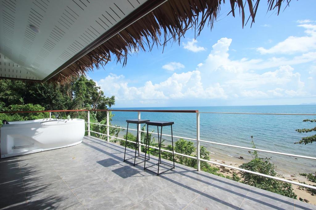 Вилла (Deluxe Beach Front Villa with Jacuzzi) курортного отеля Kohjum Resort, Кох-Юм