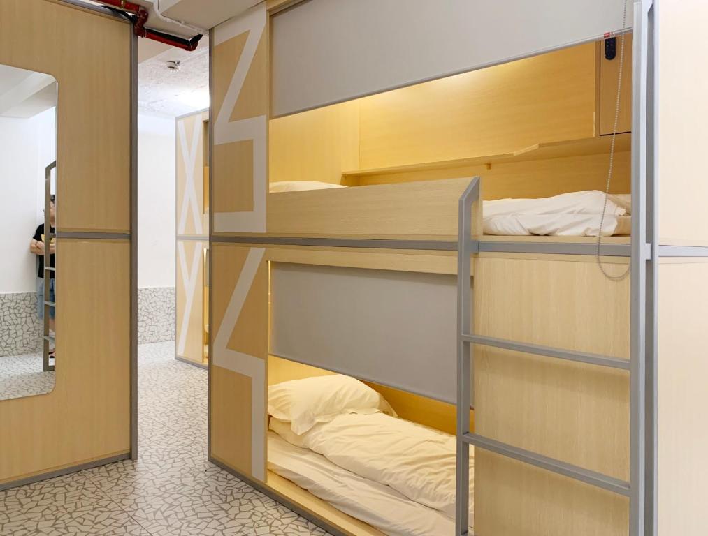 Номер (Bed in 12-Bed in Female Dormitory Room), WeFlow Hostel (Shanghai Xintiandi)