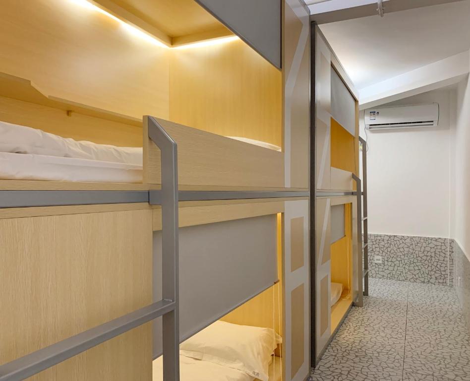 Номер (Bed in 12-Bed in Female Dormitory Room), WeFlow Hostel (Shanghai Xintiandi)