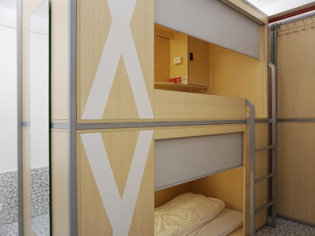 Номер (Bed in 12-Bed in Female Dormitory Room) хостела WeFlow Hostel (Shanghai Xintiandi), Шанхай