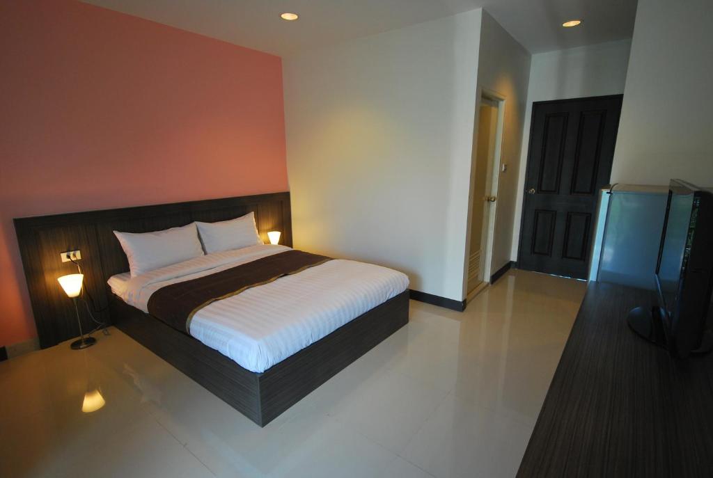 Двухместный (Улучшенный двухместный номер с 1 кроватью) апарт-отеля Baan Mina, Бангкок