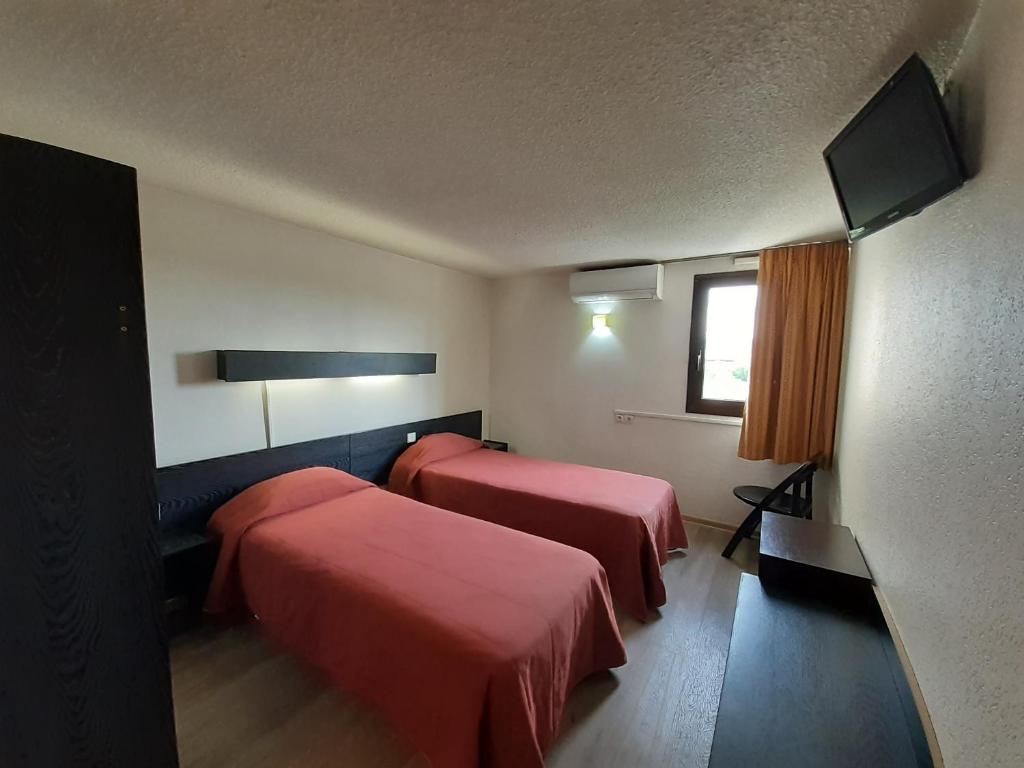 Двухместный (Двухместный номер эконом-класса с 2 отдельными кроватями) отеля Hotel les Tourrades, Канны
