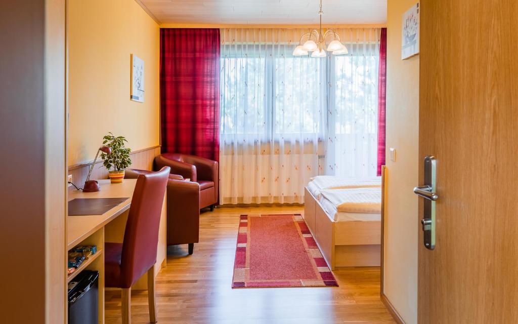 Двухместный (Двухместный номер «Комфорт» с 1 кроватью или 2 отдельными кроватями и балконом) отеля Hotel garni Steinfeld, Винер-Нойштадт