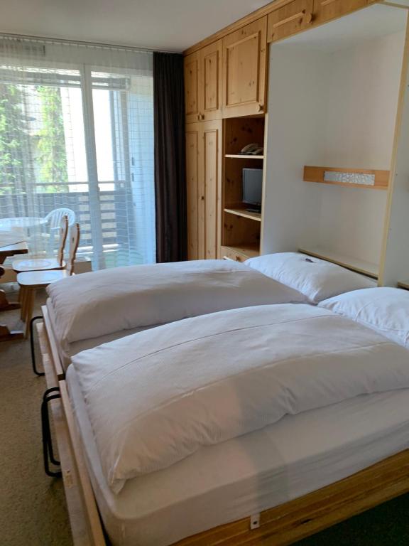 Двухместный (Стандартный двухместный номер с 1 кроватью и балконом, доступ в сауну и крытый бассейн) отеля Hotel des Alpes, Флимс