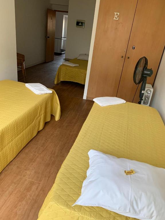 Номер (Кровать в общем 3-местном номере для мужчин и женщин) хостела Portuguese Hostel, Синтра