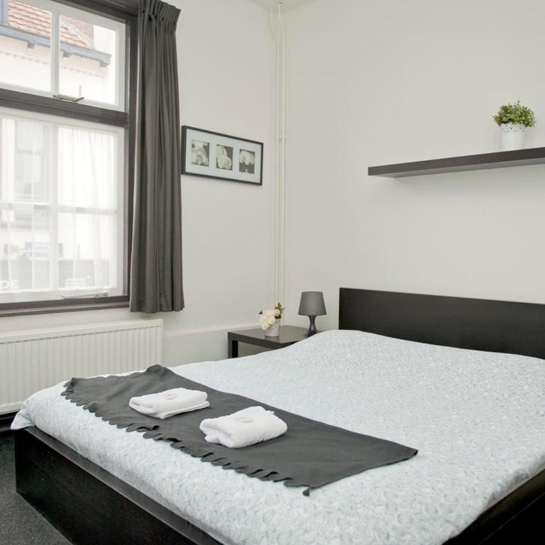 Двухместный (Стандартный двухместный номер с 1 кроватью или 2 отдельными кроватями и общей ванной комнатой) отеля Budgethotel de Zwaan, Эйндховен