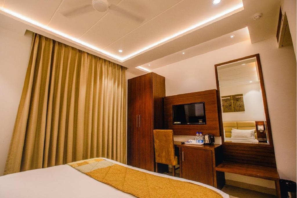 Двухместный (Deluxe Double Room with 10% discount on F&B) отеля Hotel Ten Square, India, Агра