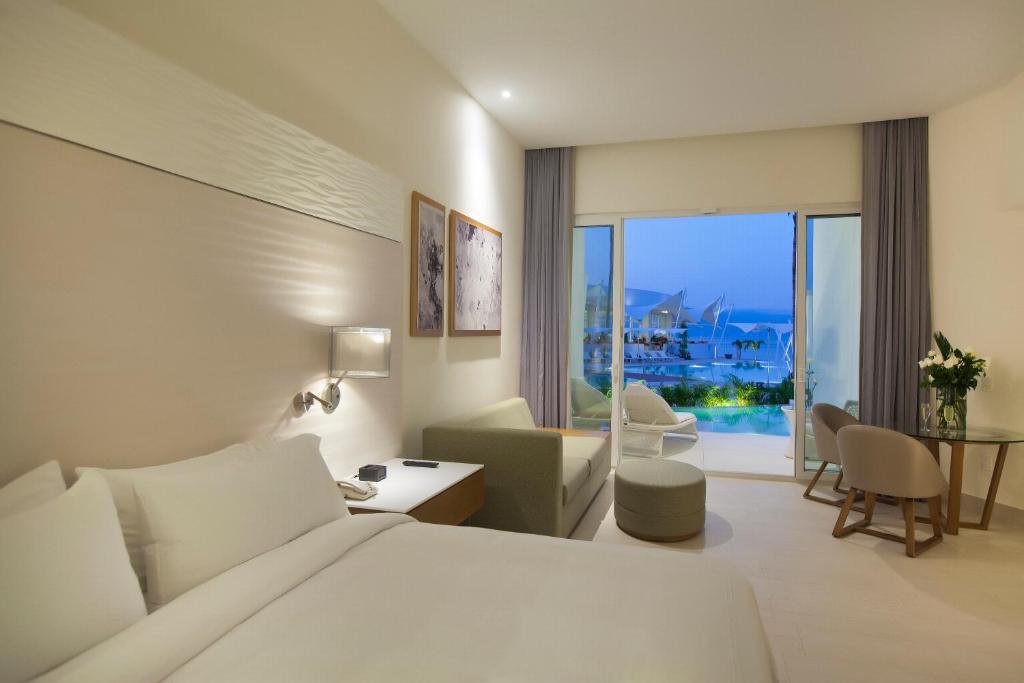 Сьюит (Полулюкс с общим бассейном) курортного отеля Hilton Puerto Vallarta Resort - Все включено, Пуэрто-Вальярта