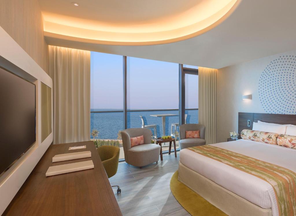Двухместный (НОМЕР ДЕЛЮКС с кроватью размера «king-size» или 2 односпальными кроватями, вид на море и остров Палм-Джумейра) курортного отеля The Retreat Palm Dubai MGallery By Sofitel, Дубай