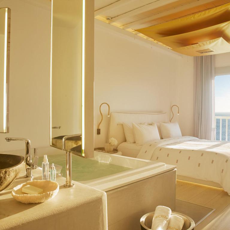 Сьюит (Люкс с крытой гидромассажной ванной (для 2–3 взрослых)) отеля Cavo Tagoo Mykonos, Миконос