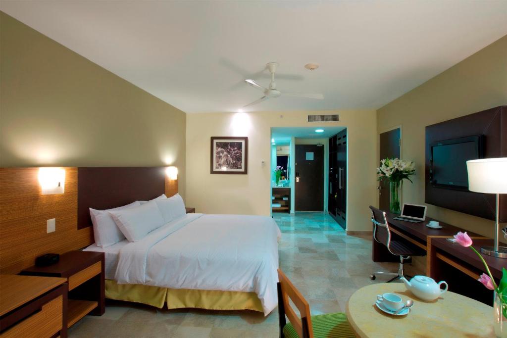Двухместный (Номер Делюкс с кроватью размера «king-size») курортного отеля Hilton Puerto Vallarta Resort - Все включено, Пуэрто-Вальярта