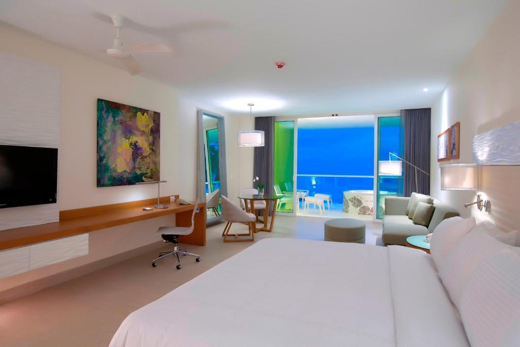 Сьюит (Люкс с кроватью размера «king-size» и гидромассажной ванной) курортного отеля Hilton Puerto Vallarta Resort - Все включено, Пуэрто-Вальярта