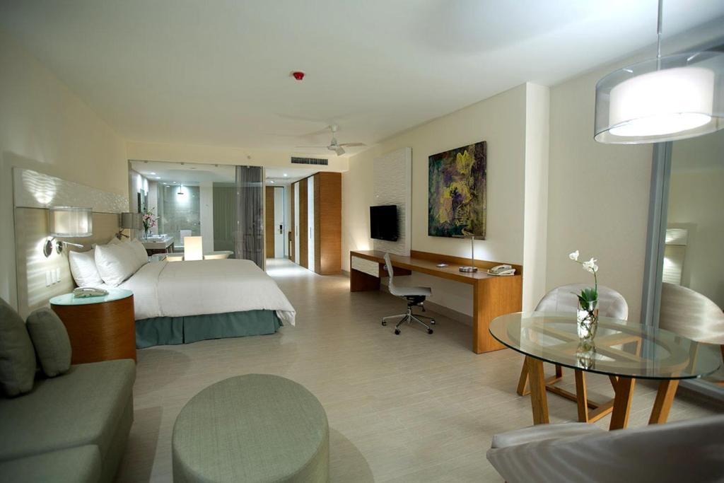 Сьюит (Люкс с кроватью размера «king-size») курортного отеля Hilton Puerto Vallarta Resort - Все включено, Пуэрто-Вальярта