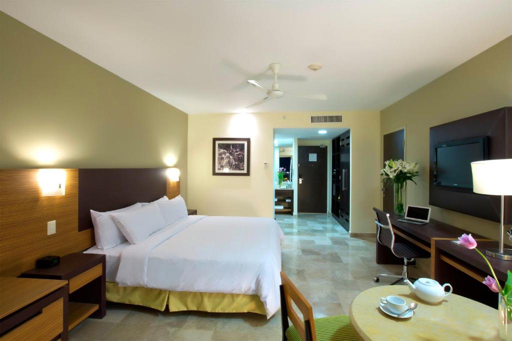 Двухместный (Номер Делюкс с частичным видом на океан) курортного отеля Hilton Puerto Vallarta Resort - Все включено, Пуэрто-Вальярта