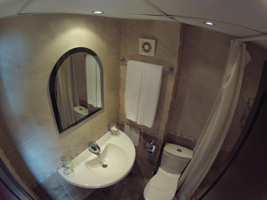 Двухместный (Двухместный номер с 2 отдельными кроватями - Цокольный этаж) отеля Hotel Apolis, Созополь