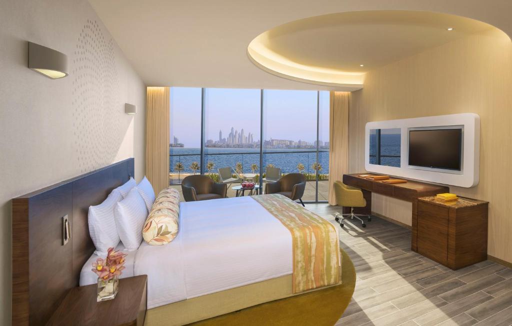 Сьюит (ЛЮКС «ПРЕМИУМ» с 1 СПАЛЬНЕЙ, кроватью размера «king-size» и доступом в клубный лаундж, вид на море и остров Палм-Джумейра) курортного отеля The Retreat Palm Dubai MGallery By Sofitel, Дубай