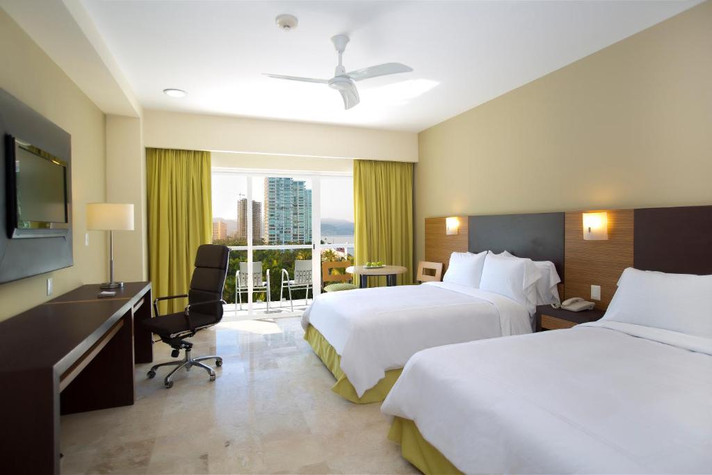 Двухместный (Номер Делюкс с 2 двуспальными кроватями и видом на сад) курортного отеля Hilton Puerto Vallarta Resort - Все включено, Пуэрто-Вальярта