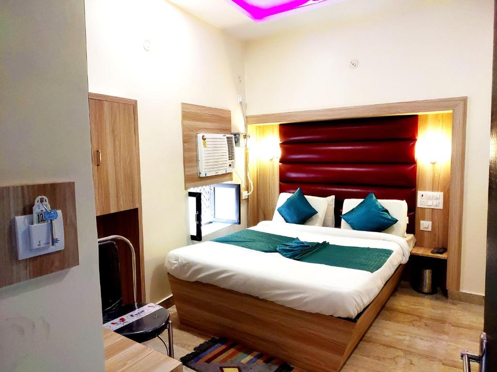 Двухместный (Улучшенный номер с кроватью размера «king-size») отеля City Hotel, Аллахабад