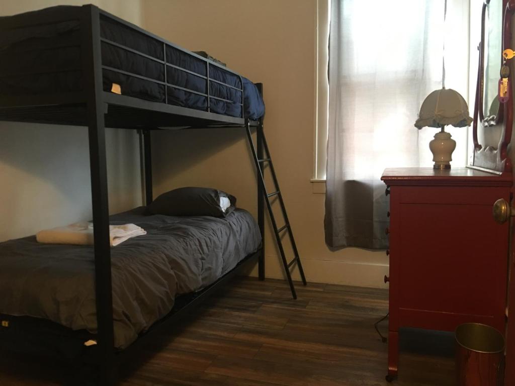 Двухместный (Двухместный номер с 1 кроватью или 2 отдельными кроватями, общая ванная комната) хостела Hamtramck Hostel, Детройт