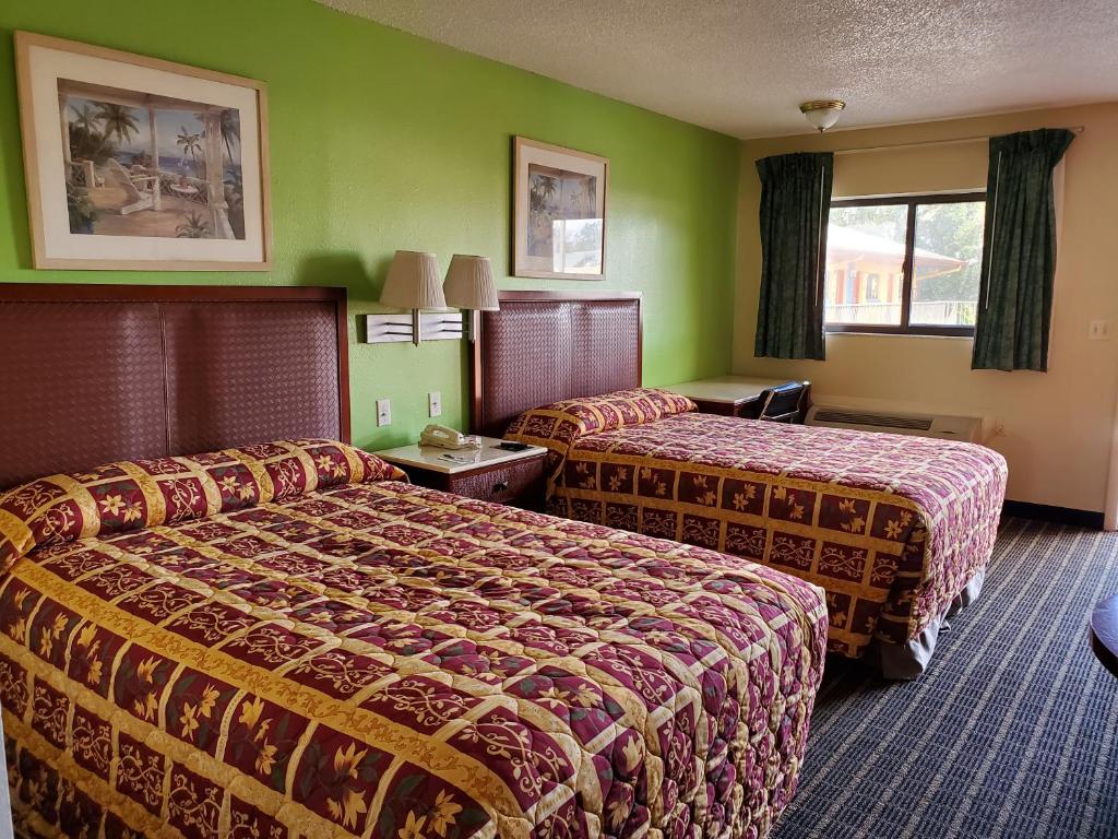Двухместный (Двухместный номер с 2-мя двуспальными кроватями - Для курящих) мотеля Rodeway Inn Apopka, Орландо