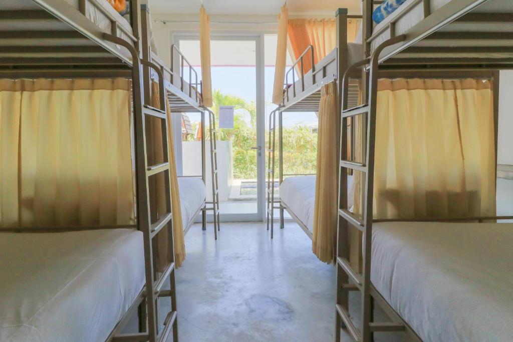 Номер (Односпальная кровать в общем номере для мужчин и женщин) хостела Margarita Surf Hostel, Чангу