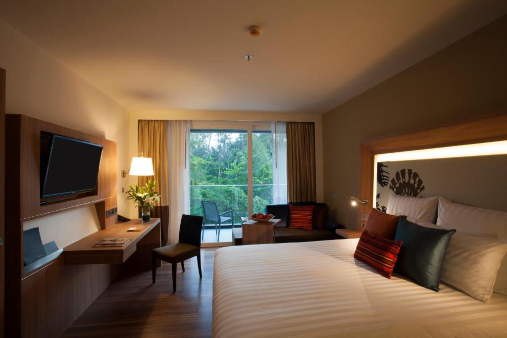 Двухместный (Улучшенный номер с кроватью размера «king-size» и боковым видом на океан) отеля Novotel Phuket Kamala Beach, Пхукет