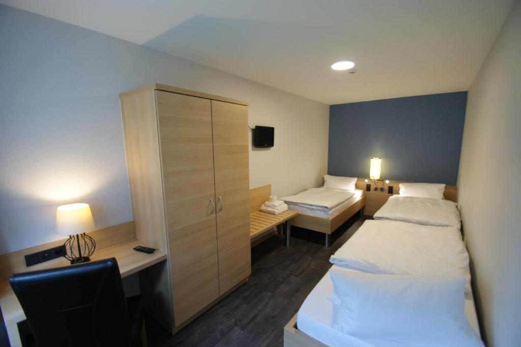 Семейный (Семейный номер (для 5 человек) с 1 двухместной кроватью/3 односпальными кроватями) отеля Hotel Restaurant Tychon AG, Вервье