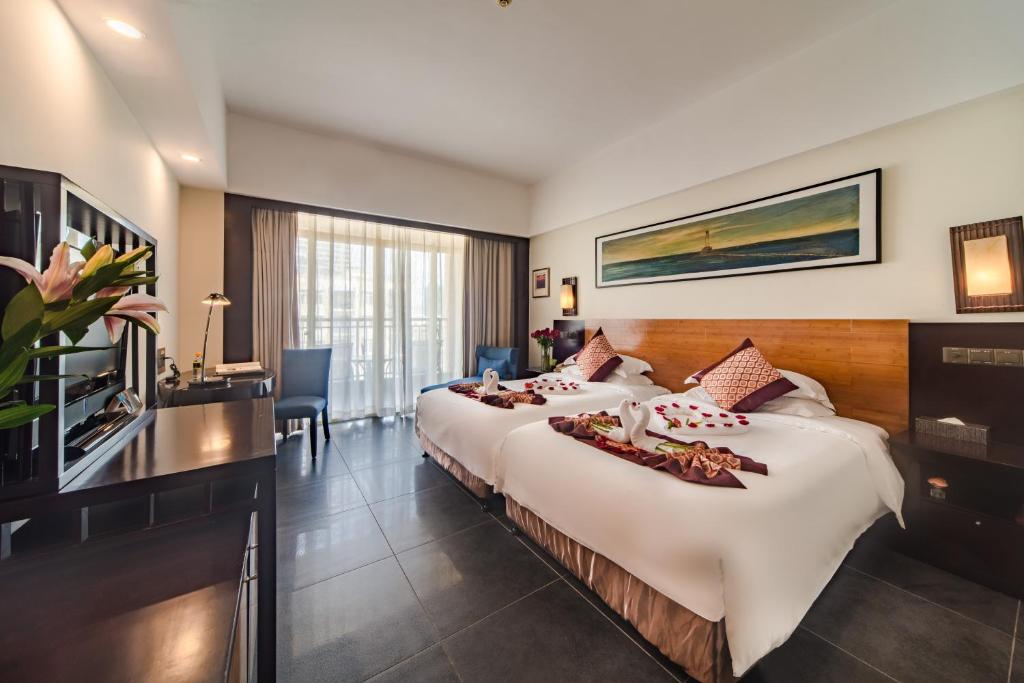 Двухместный (Стандартный двухместный номер с 1 кроватью или 2 отдельными кроватями, боковой вид на море (6-8 этаж)) отеля Shengyi Holiday Villa Hotel, Санья