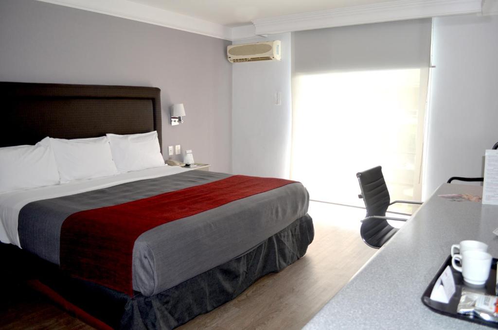 Двухместный (Номер с кроватью размера «king-size») отеля Plaza Camelinas Hotel, Керетаро